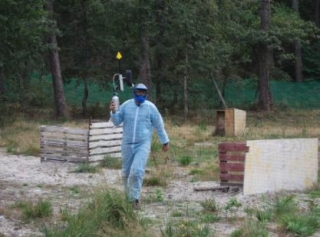 joueur de paintball sur le terrain